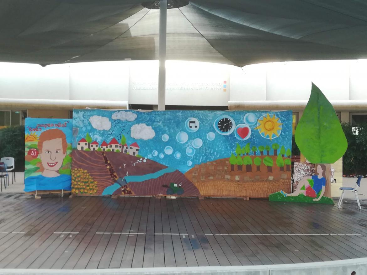 לעולם בעקבות השמש- מופע מחווה לשירי אהוד מנור- מופע הסיום של מחזור נ"ז בבית הספר היסודי