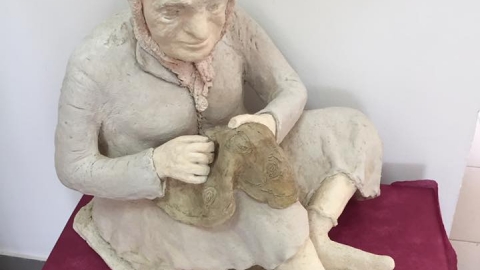 אמא רוקמת.jpg